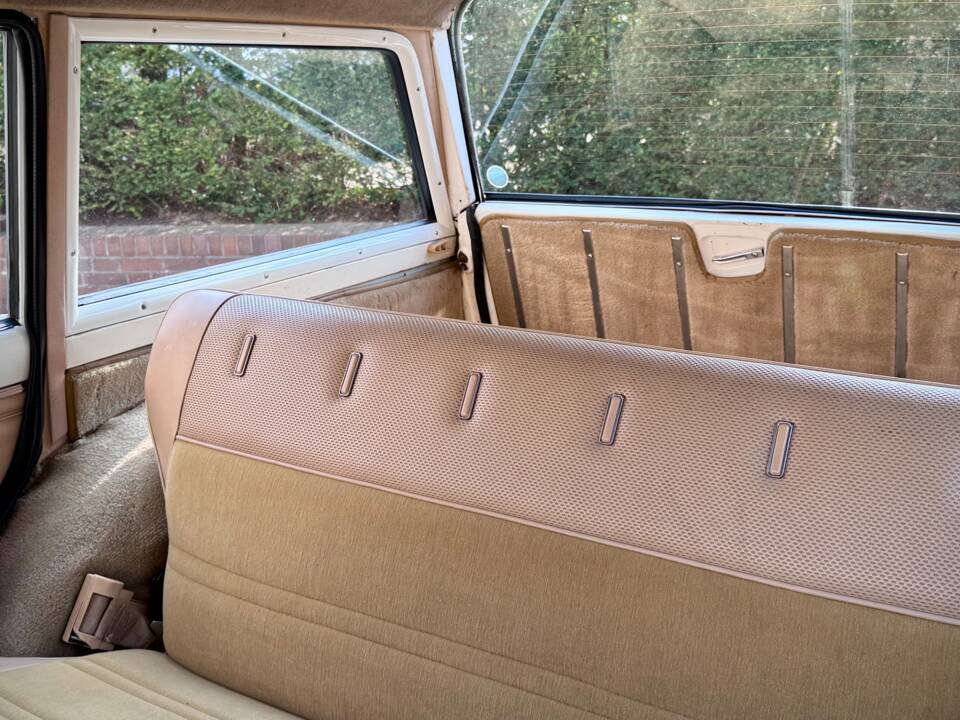 Image 14/50 of Jeep Wagoneer Brougham (1982)