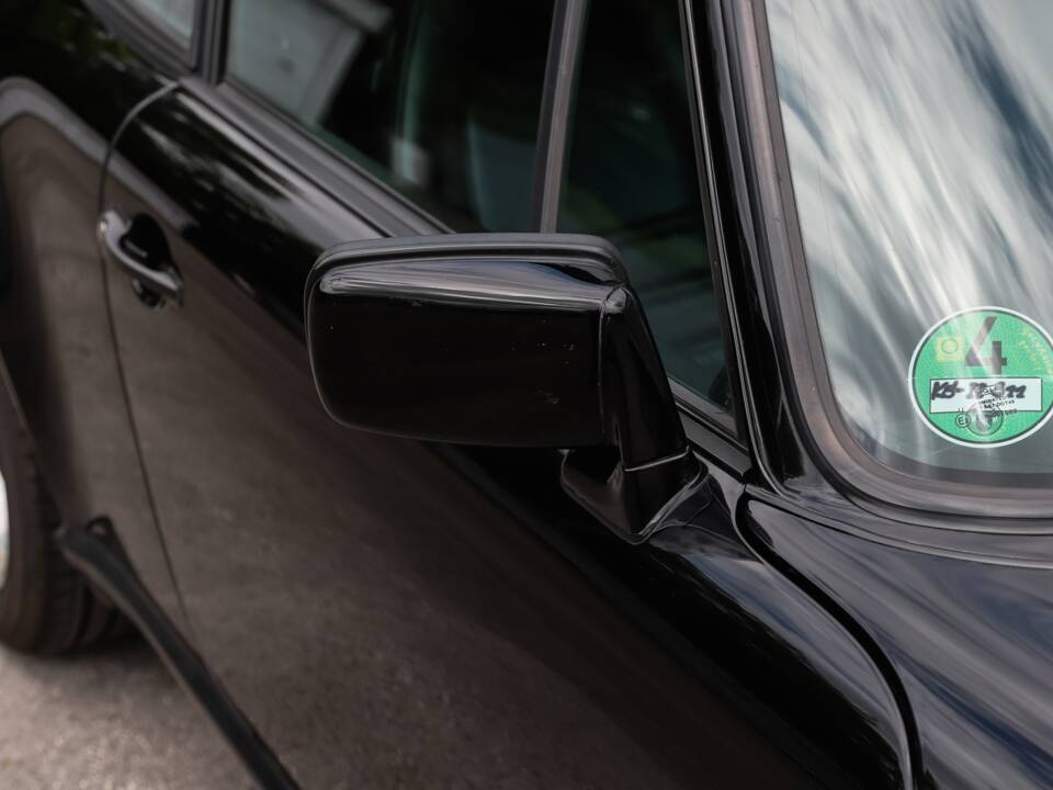 Image 19/108 de Porsche 911 Carrera 3.2 (1989)