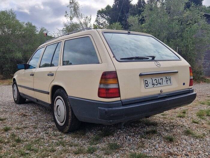 Image 3/7 de Mercedes-Benz 300 TD (1987)