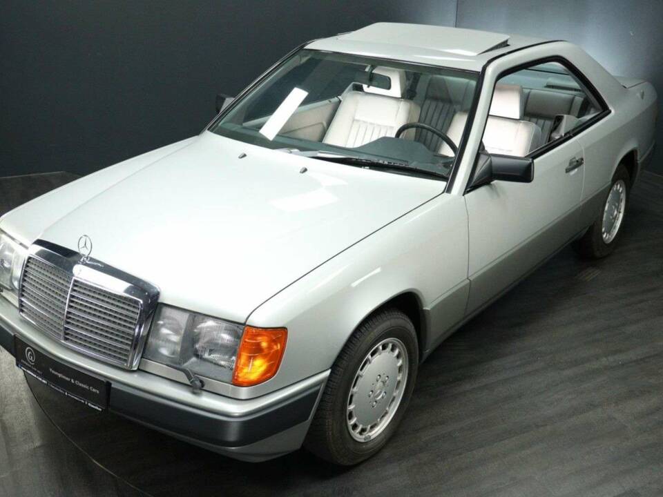 Afbeelding 47/50 van Mercedes-Benz 230 CE (1988)