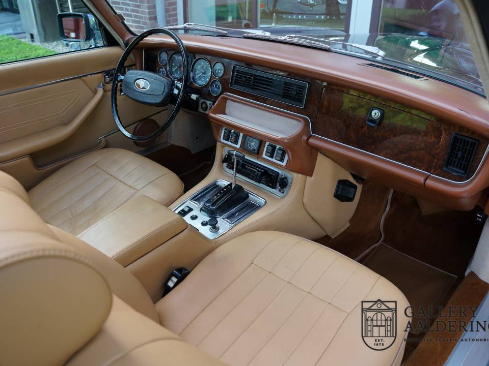 Image 3/50 of Jaguar XJ 6 L 4.2 (1975)