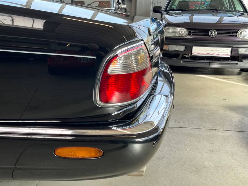 Image 36/50 of Jaguar XJ 8 Sovereign (2000)