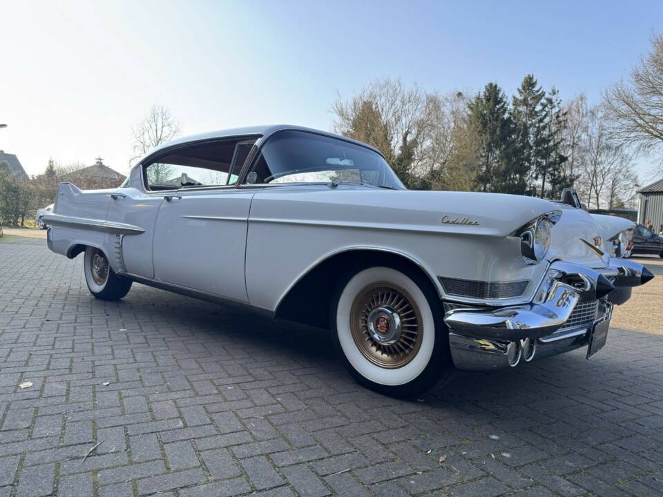 Image 3/34 de Cadillac 62 Sedan DeVille (1957)