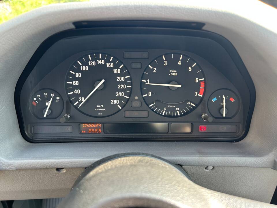 Image 46/51 of BMW 535i (1991)