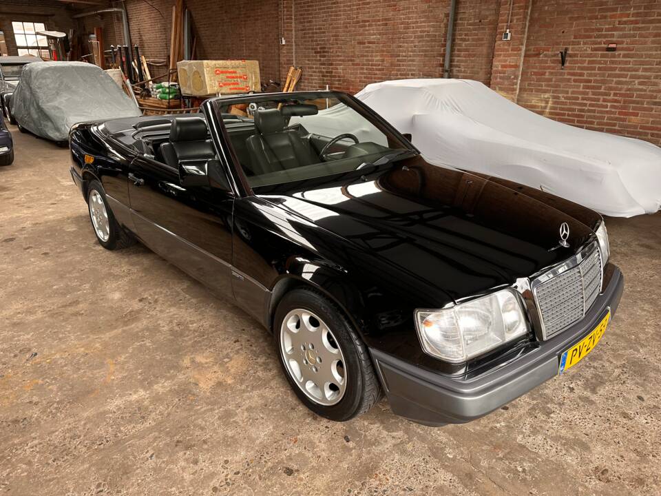 Image 3/19 of Mercedes-Benz 300 CE-24 (1992)