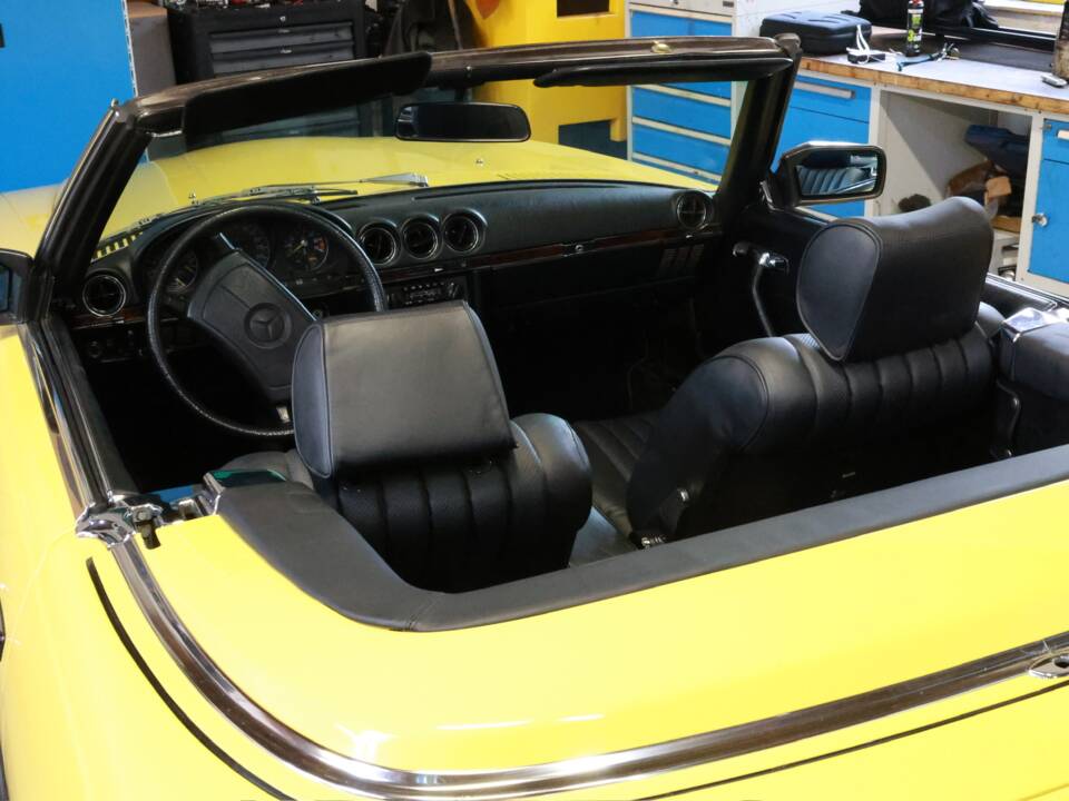 Image 23/50 of Mercedes-Benz 500 SL (1983)