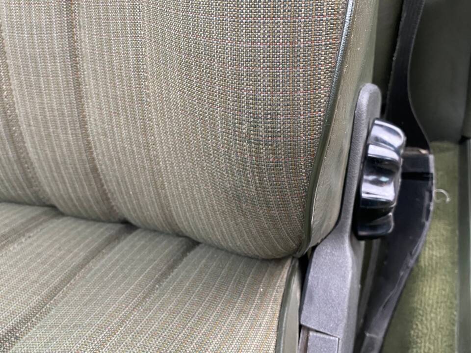 Image 41/66 of Mercedes-Benz 230 CE (1981)