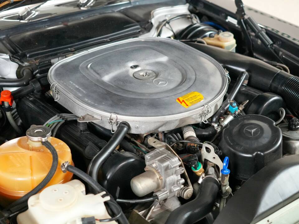 Afbeelding 24/24 van Mercedes-Benz 560 SL (1988)