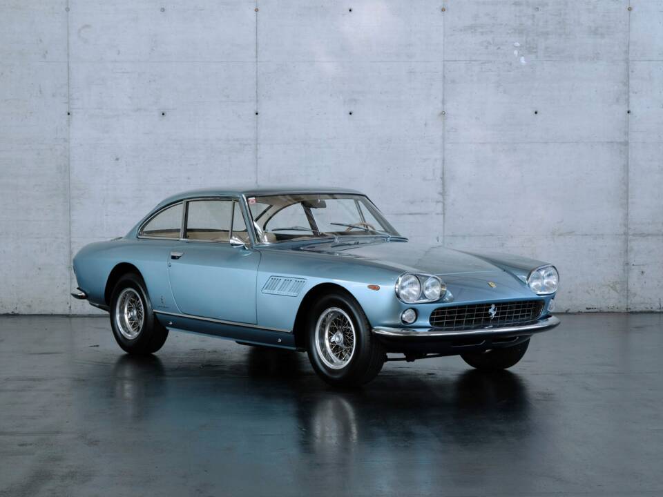 Image 8/50 of Ferrari 330 GT 2+2 (1964)