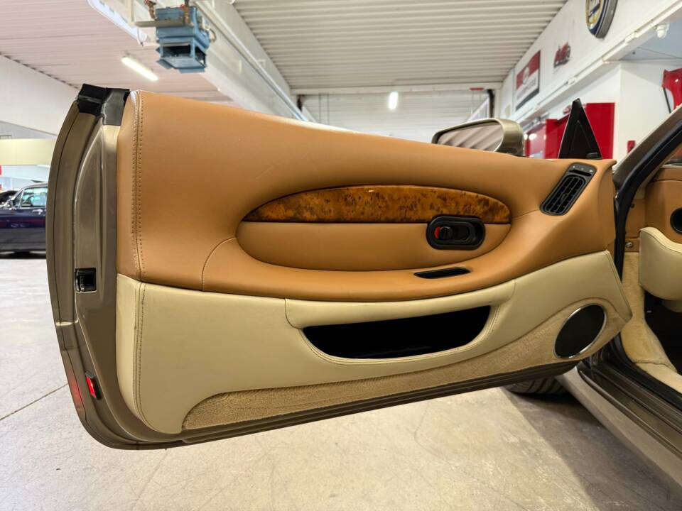 Immagine 6/17 di Aston Martin DB 7 Volante (1998)