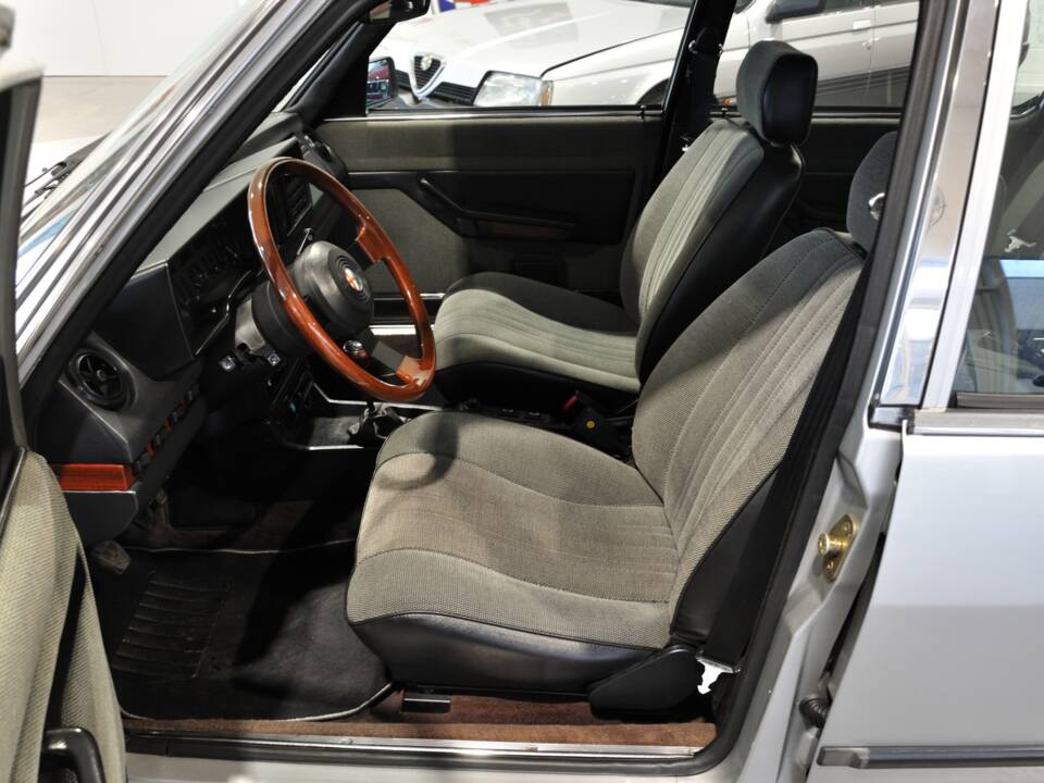 Image 19/49 of Alfa Romeo Alfetta 2.0 (1983)