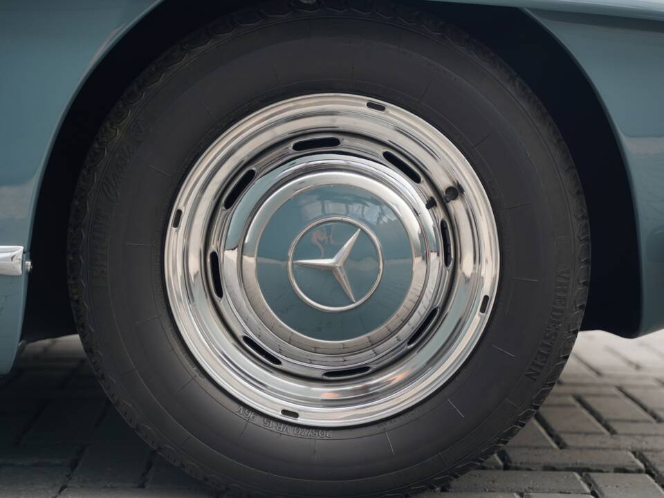 Image 37/43 of Mercedes-Benz 300 SL Roadster (1960)