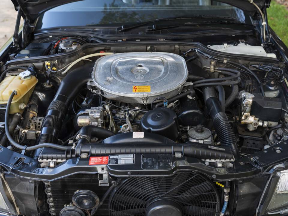 Image 33/36 of Mercedes-Benz 420 SEC (1990)