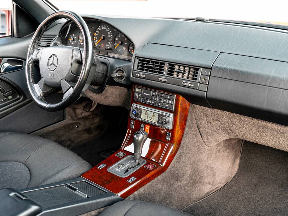 Image 34/47 of Mercedes-Benz SL 280 (1996)