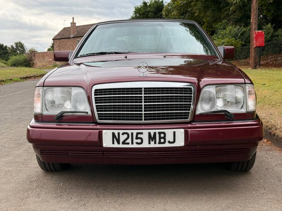 Bild 8/32 von Mercedes-Benz E 220 (1996)