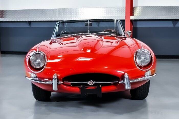 Image 3/7 de Jaguar E-Type (1968)