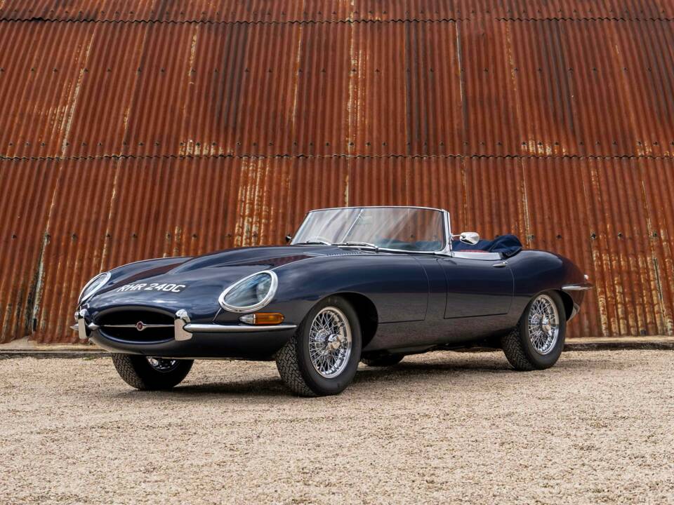 Image 2/27 of Jaguar Type E 4.2 (1965)
