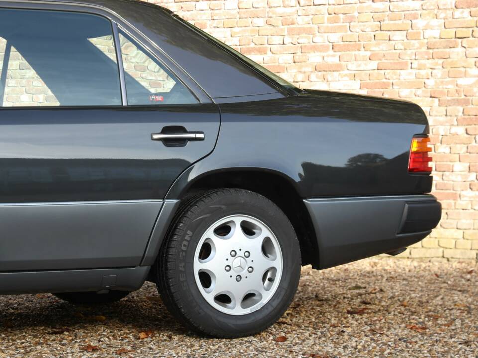 Image 31/50 of Mercedes-Benz 200 E (1992)