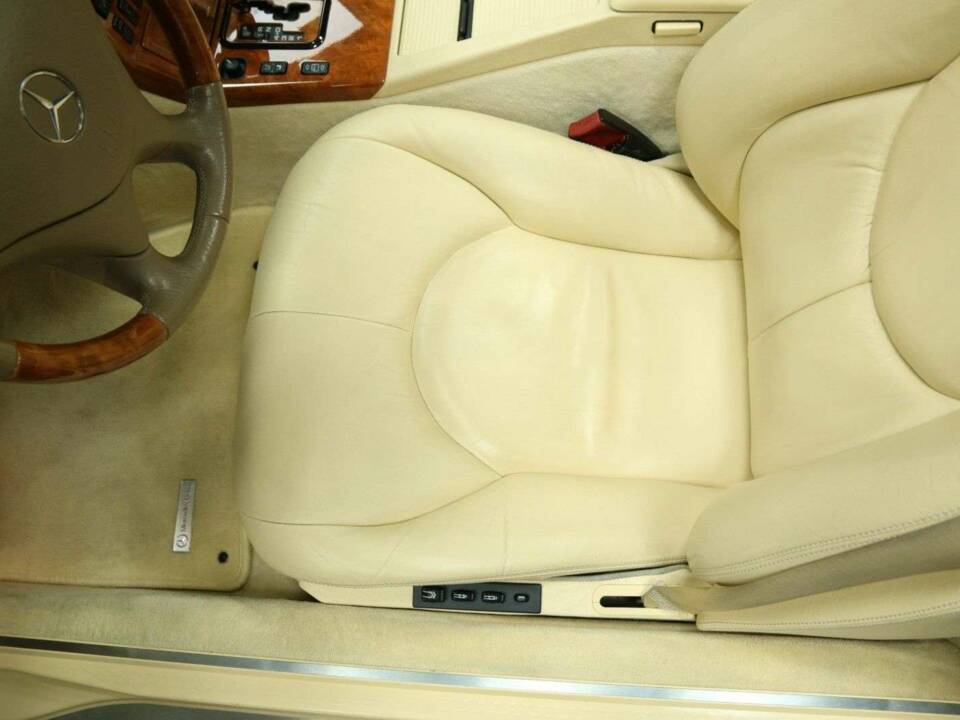 Image 13/30 of Mercedes-Benz SL 500 (2000)