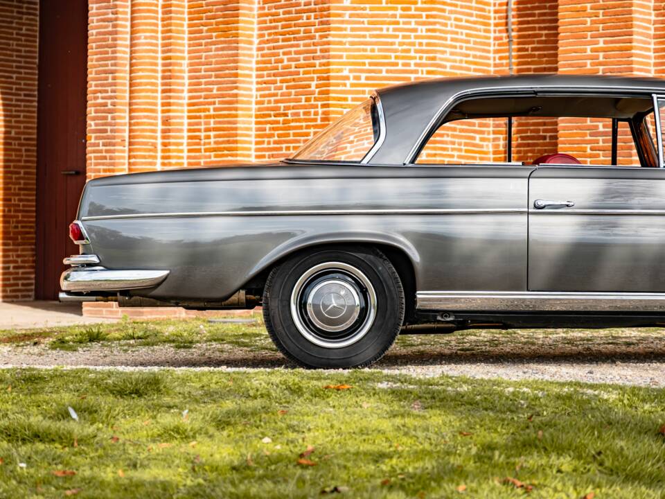 Image 7/86 of Mercedes-Benz 300 SE (1965)
