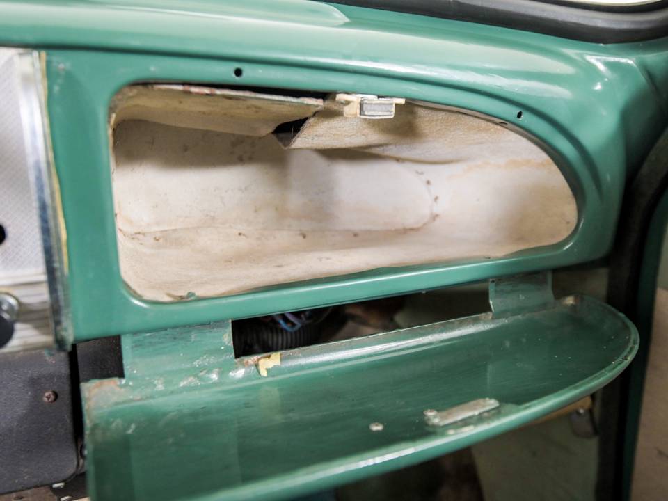 Image 38/50 of Morris Minor 1000 Traveller (1964)