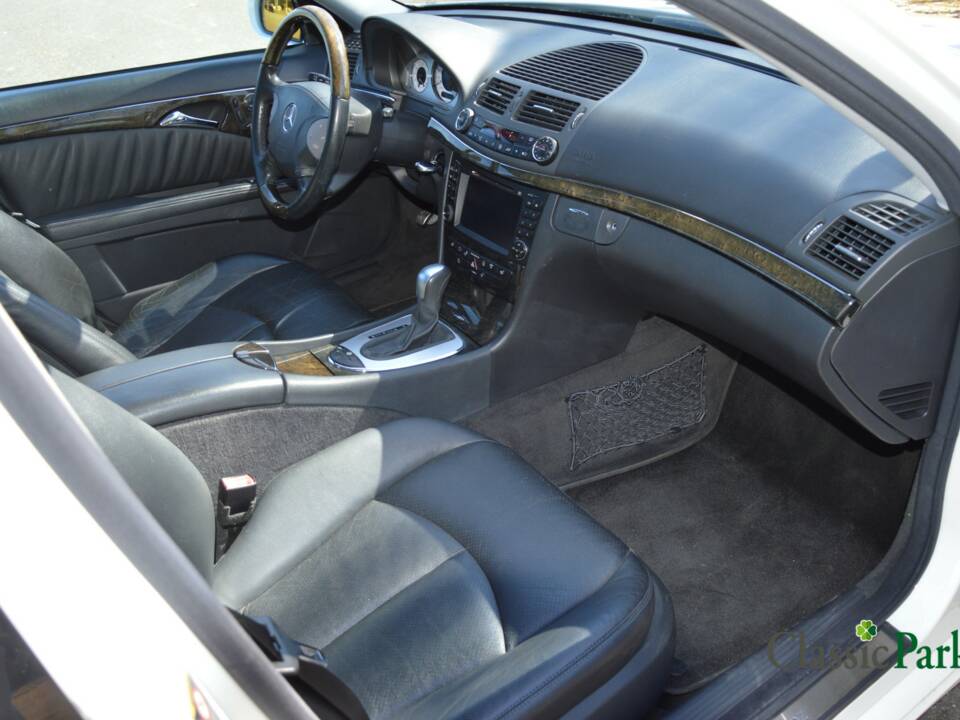 Image 26/50 of Mercedes-Benz E 500 T (2004)