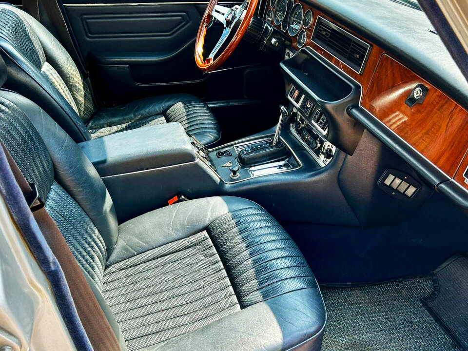 Image 8/10 de Jaguar XJ 12 L (1975)