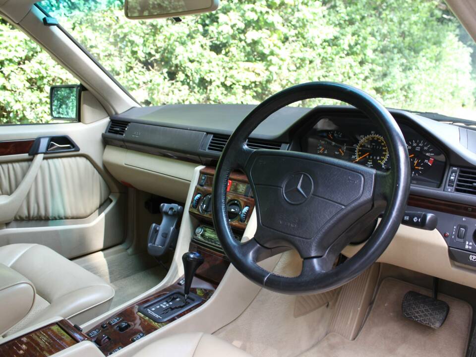 Bild 10/22 von Mercedes-Benz E 320 (1994)