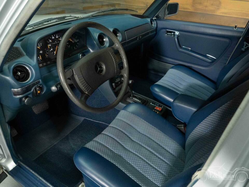 Image 2/8 of Mercedes-Benz 250 (1978)