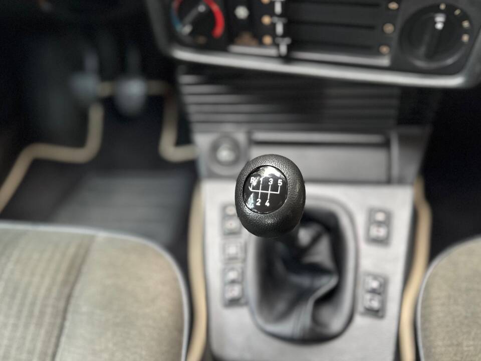 Bild 33/47 von BMW 528i (1986)