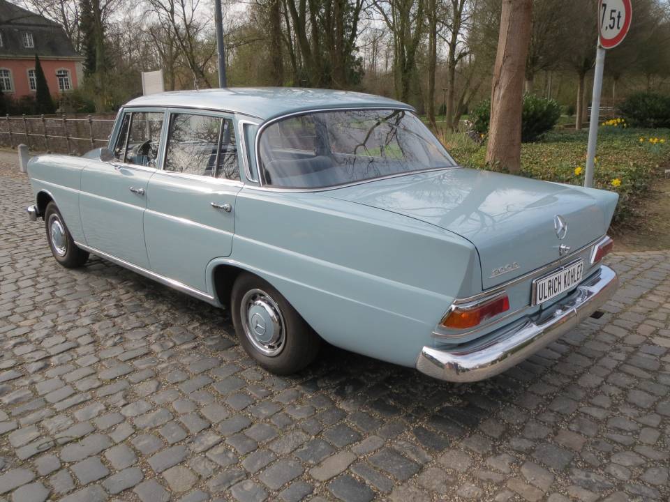 Imagen 3/25 de Mercedes-Benz 200 D (1966)