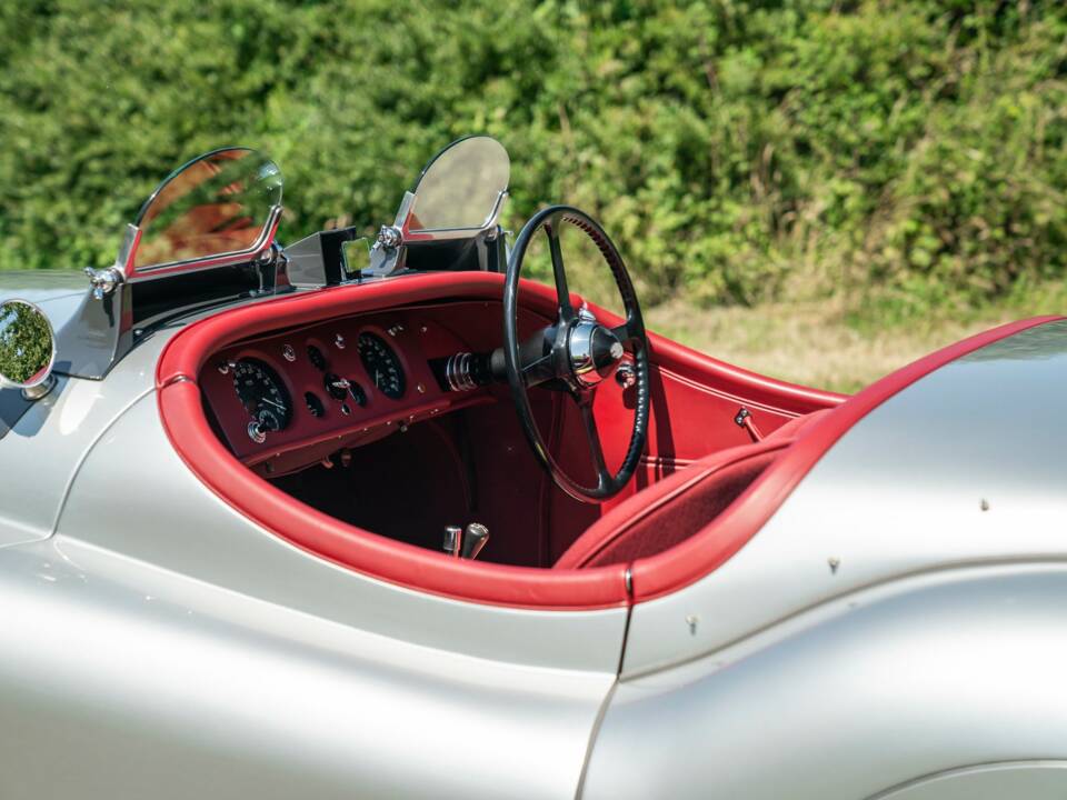 Image 37/50 de Jaguar XK 120 OTS (1951)