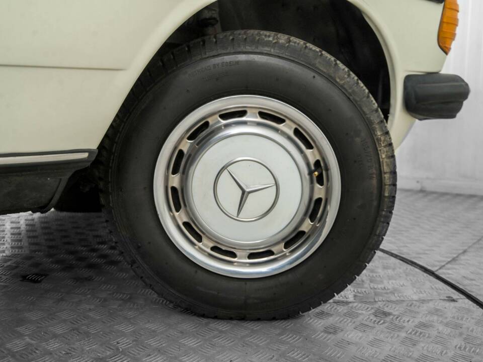 Image 40/50 of Mercedes-Benz 230 TE (1984)