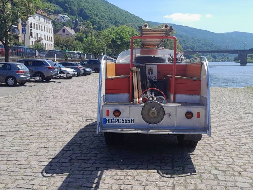 Heckansicht mit Sitzbänken und Pumpe