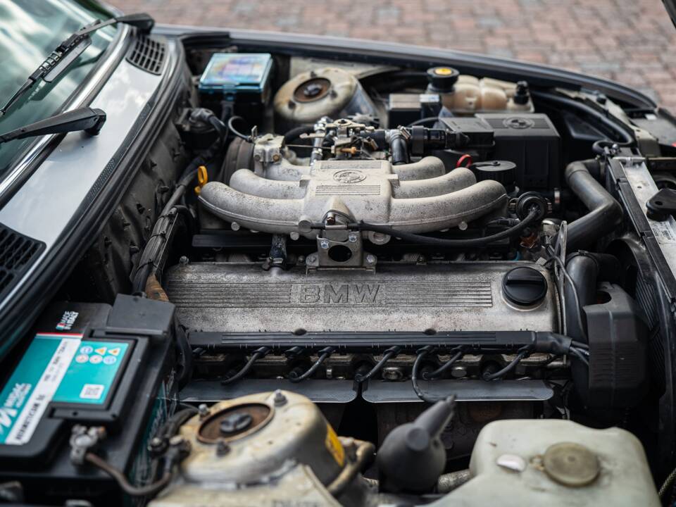 Image 12/71 of BMW 325i (1989)