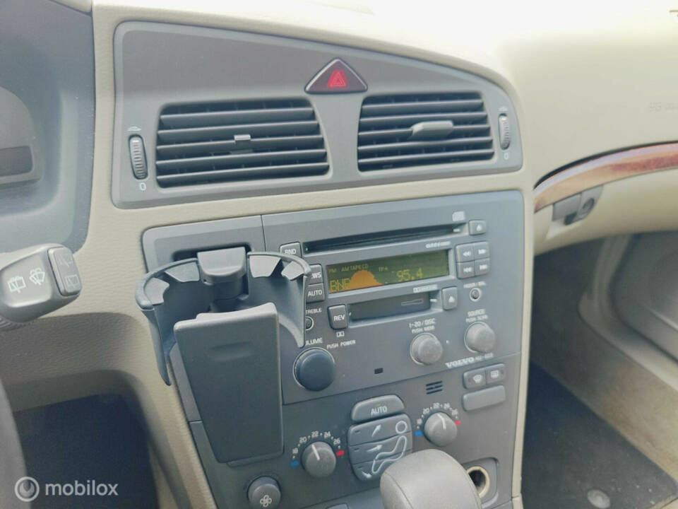 Image 23/39 of Volvo V 70 2.4 (2000)