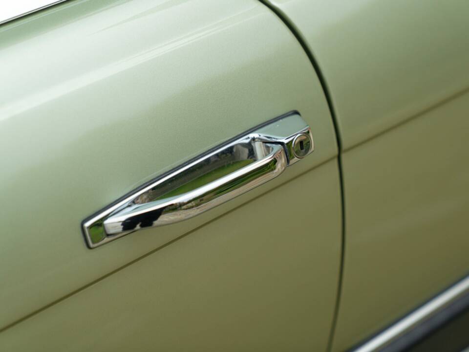 Image 23/50 of Mercedes-Benz 500 SLC (1984)