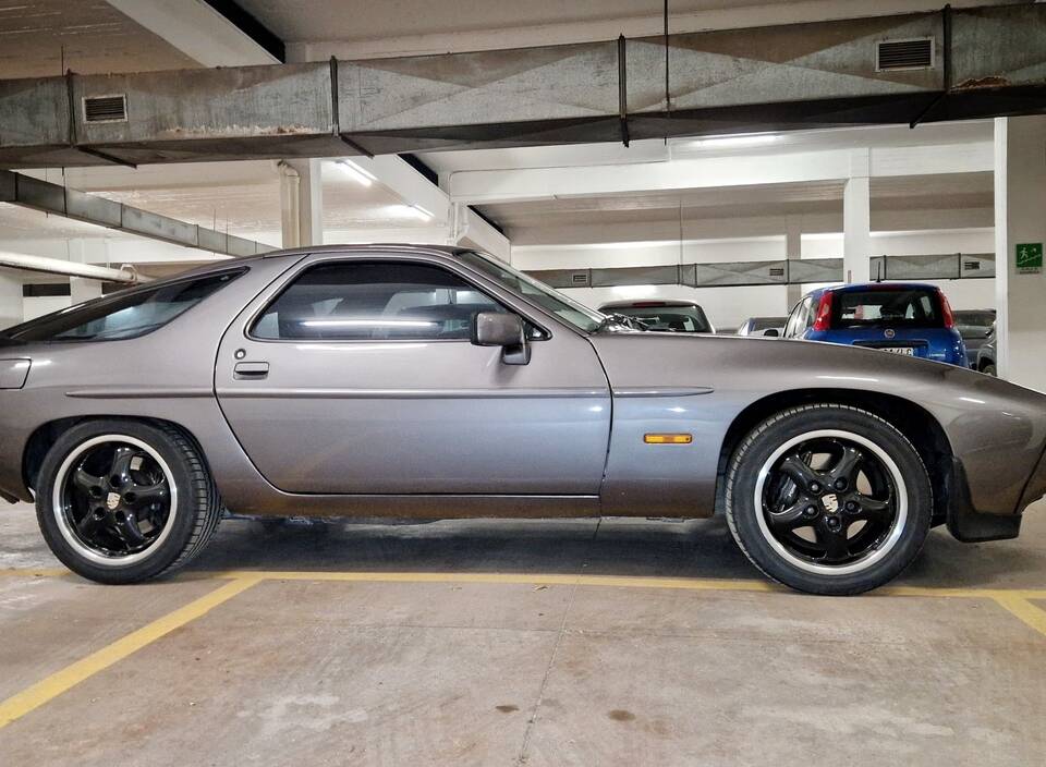 Image 15/16 of Porsche 928 S (1986)