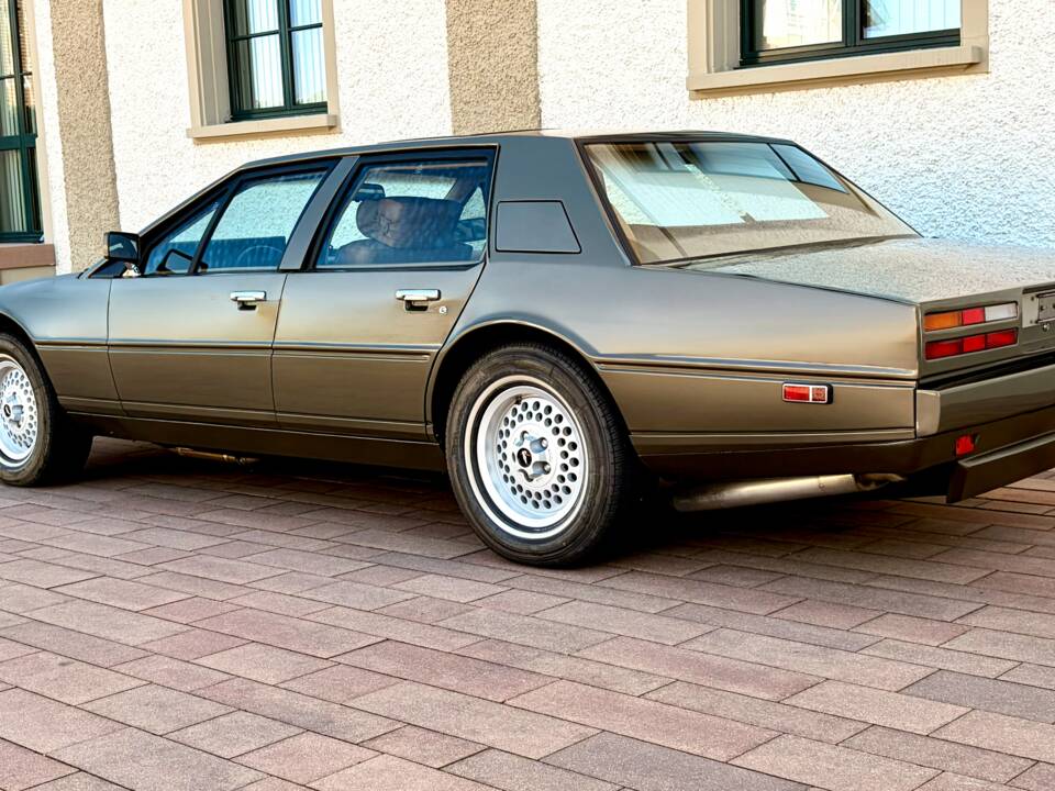 Image 3/18 of Aston Martin Lagonda (1982)
