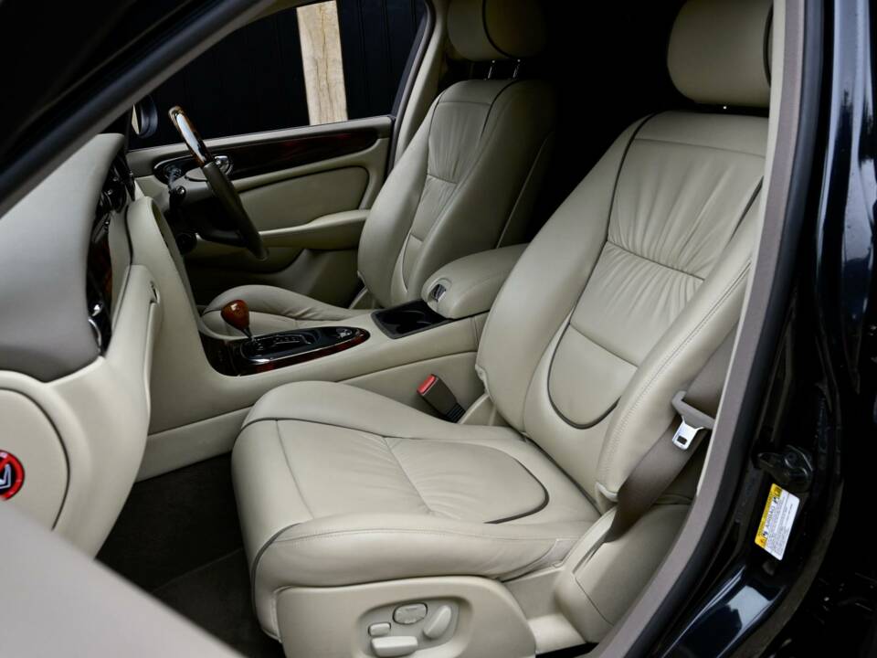 Image 39/50 of Jaguar XJ 8 4.2 (2006)