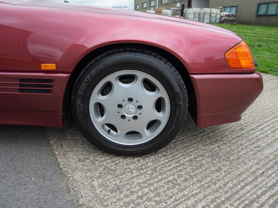 Image 25/28 of Mercedes-Benz 500 SL (1992)