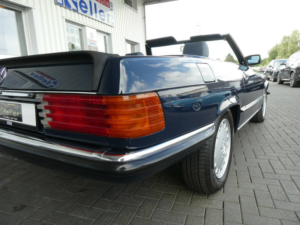 Image 23/26 of Mercedes-Benz 500 SL (1988)