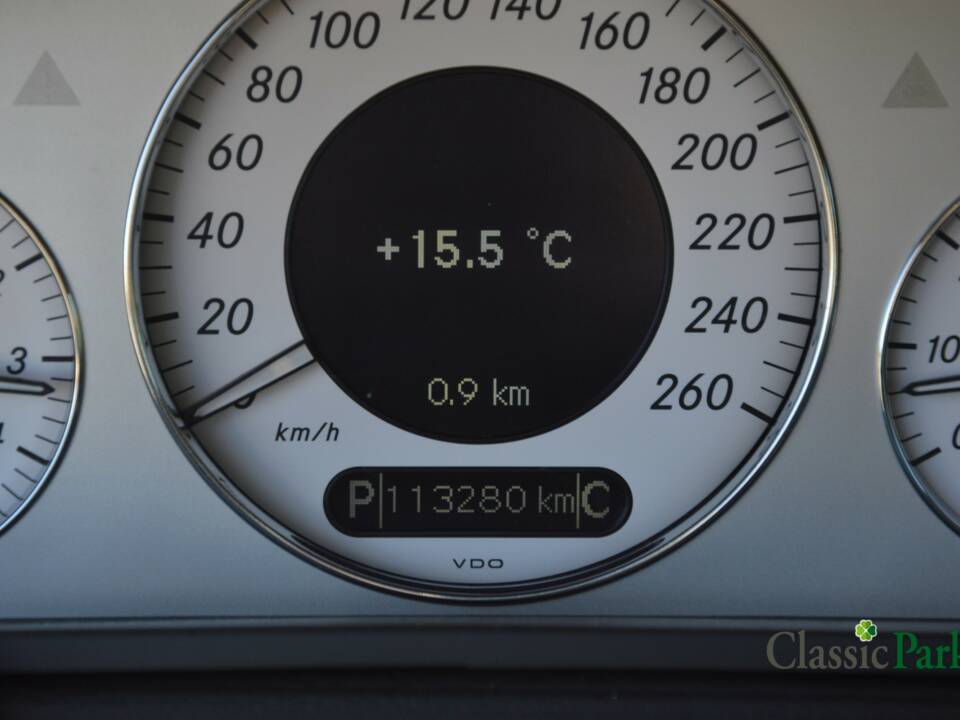 Image 36/50 of Mercedes-Benz E 500 T (2004)
