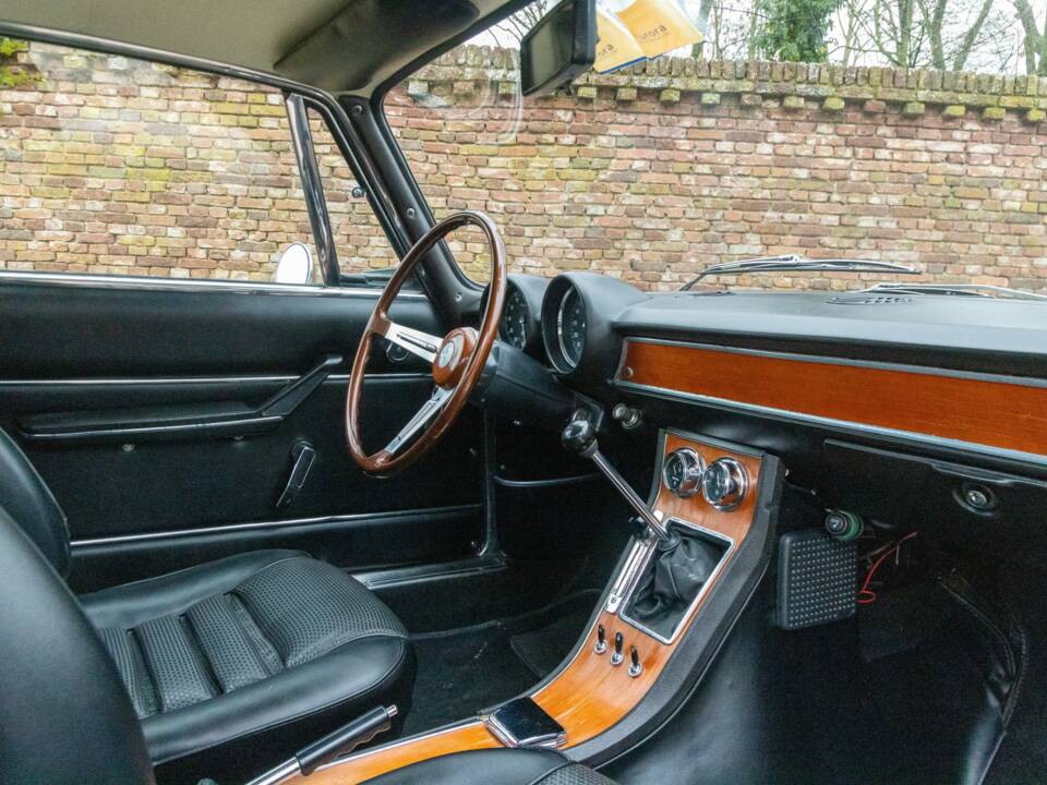 Image 18/50 de Alfa Romeo Giulia GT 1300 Junior (1972)