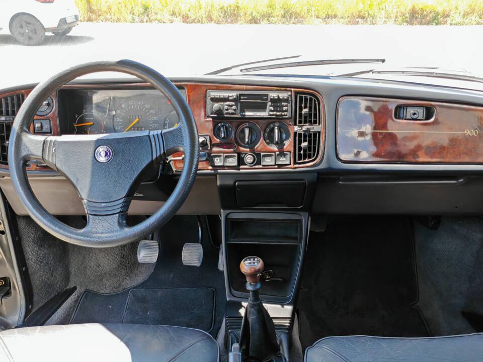 Image 16/25 of Saab 900 Turbo 16V (1992)