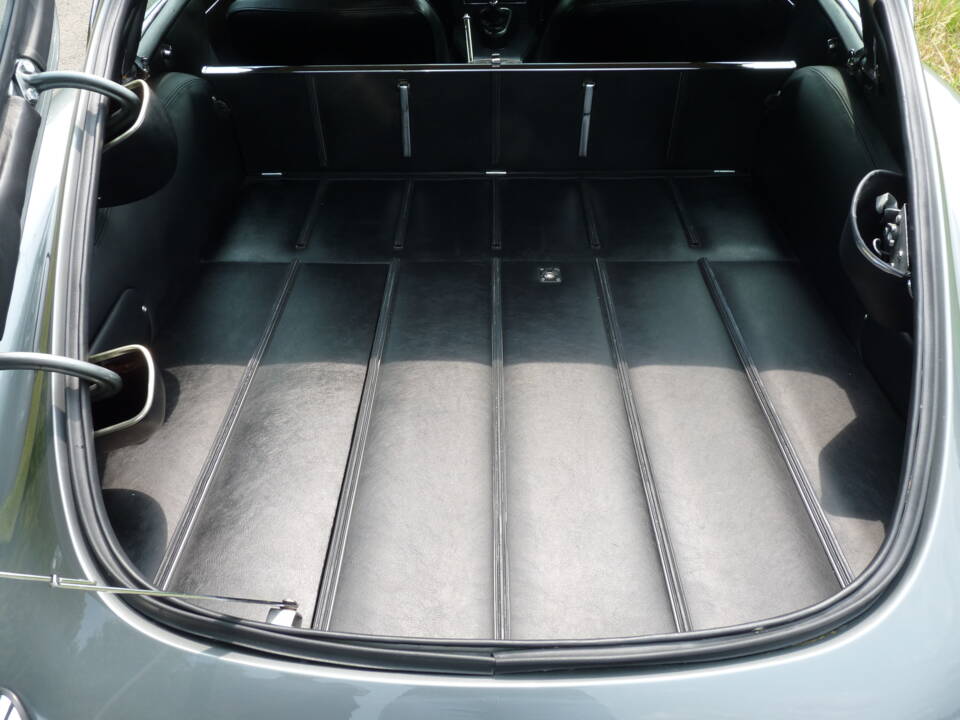 Image 13/22 de Jaguar E-Type (1968)