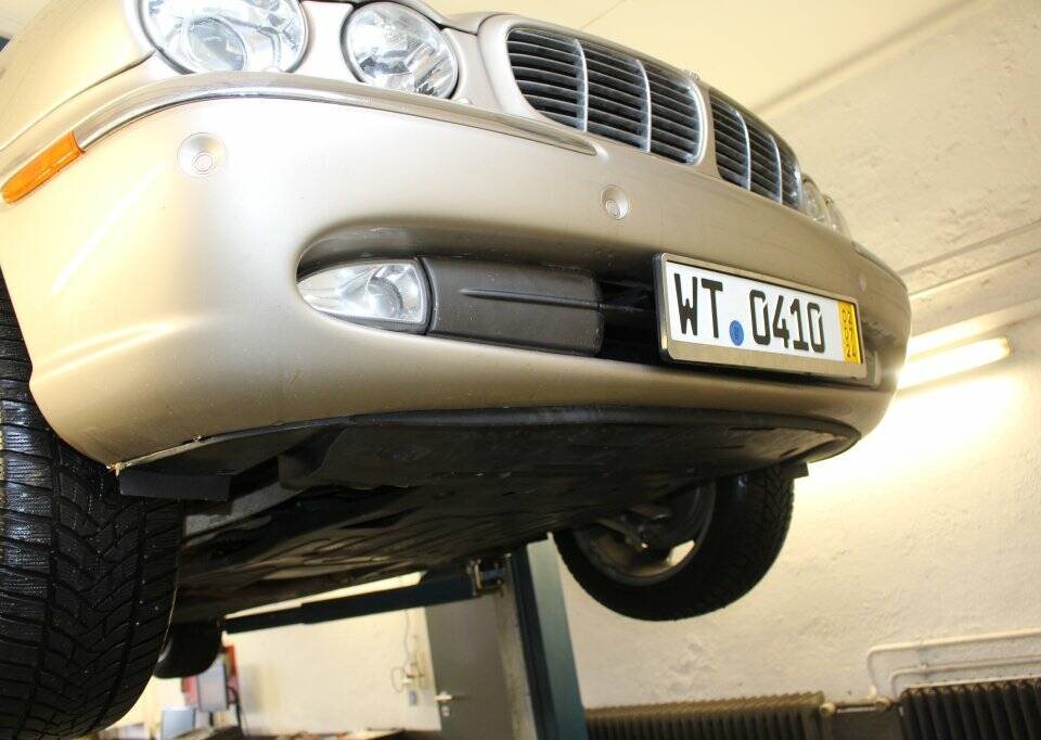 Image 17/24 de Jaguar XJ 8 4.2 (2005)