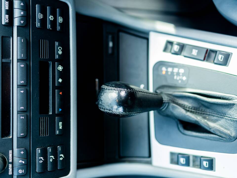 Image 33/38 of BMW 325i (2002)