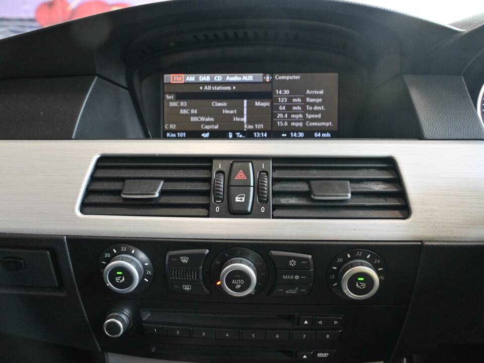 Image 13/18 of BMW M5 (2007)