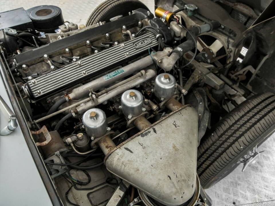 Image 36/47 de Jaguar E-Type (1969)
